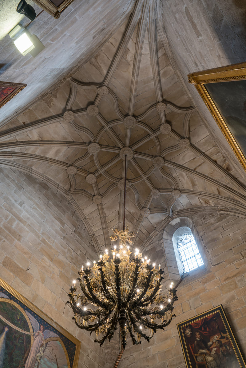 B&oacute;veda estrellada de la sacrist&iacute;a de la Catedral de Santiago, con la l&aacute;mpara de bronce donada por Eugenio Montero R&iacute;os en 1895