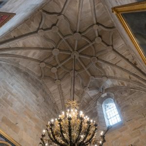 Bóveda estrellada de la sacristía de la Catedral de Santiago, con la lámpara de bronce donada por Eugenio Montero Ríos en 1895