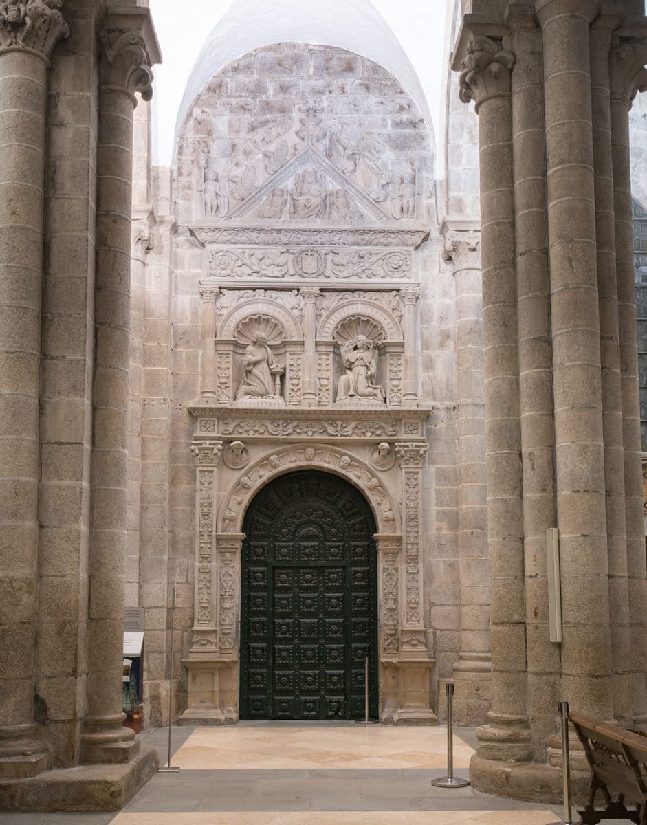 Portada plateresca de acceso al claustro desde el brazo sur del crucero, con hornacinas de Santiago y San Ildefonso, obra del Maestro Arnao