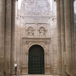 Portada plateresca de acceso al claustro desde el brazo sur del crucero, con hornacinas de Santiago y San Ildefonso, obra del Maestro Arnao