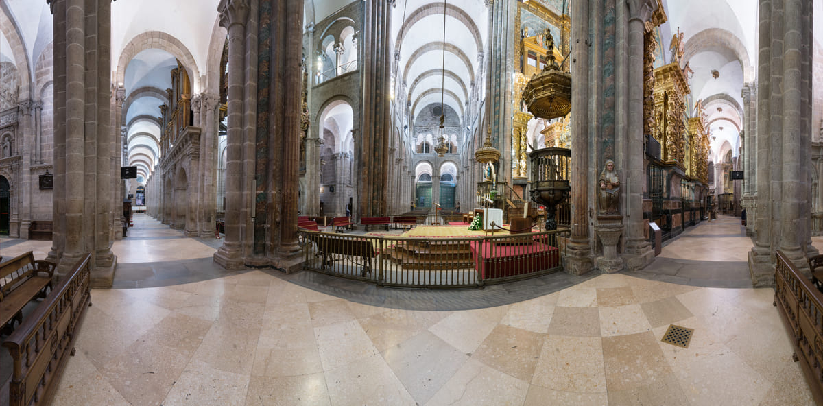 Vista panor&aacute;mica de las naves de la Catedral de Santiago con sus b&oacute;vedas de medio ca&ntilde;&oacute;n, arcos peraltados y las tribunas del triforio sobre las laterales