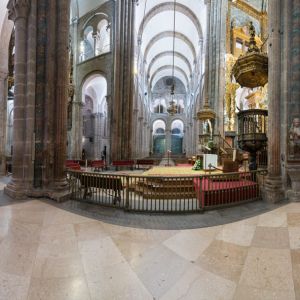 Vista panorámica de las naves de la Catedral de Santiago con sus bóvedas de medio cañón, arcos peraltados y las tribunas del triforio sobre las laterales