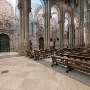 Puertas platerescas de acceso al claustro y a la sacristía en el brazo sur del crucero, entre las columnas románicas de la Catedral de Santiago