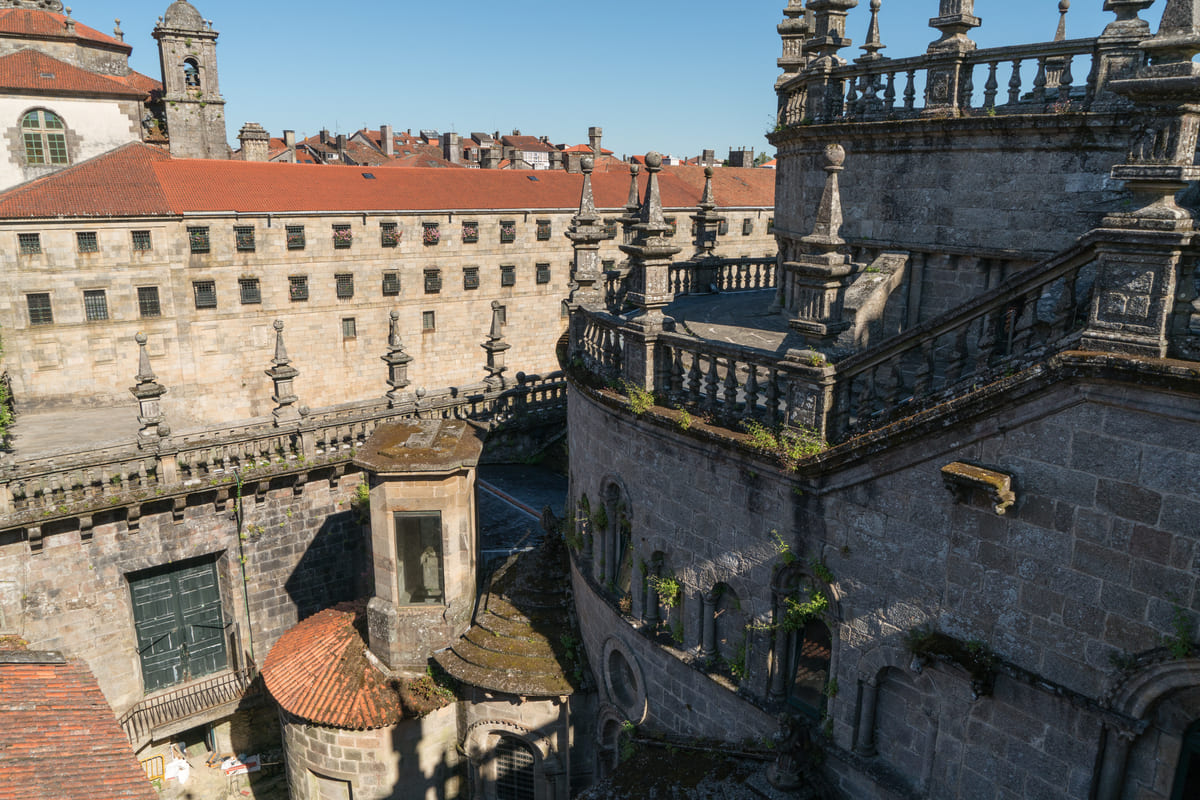 Vista desde las cubiertas de la Catedral de Santiago de la fachada barroca de la Quintana, con su crester&iacute;a, y del pazo de Xelm&iacute;rez al fondo
