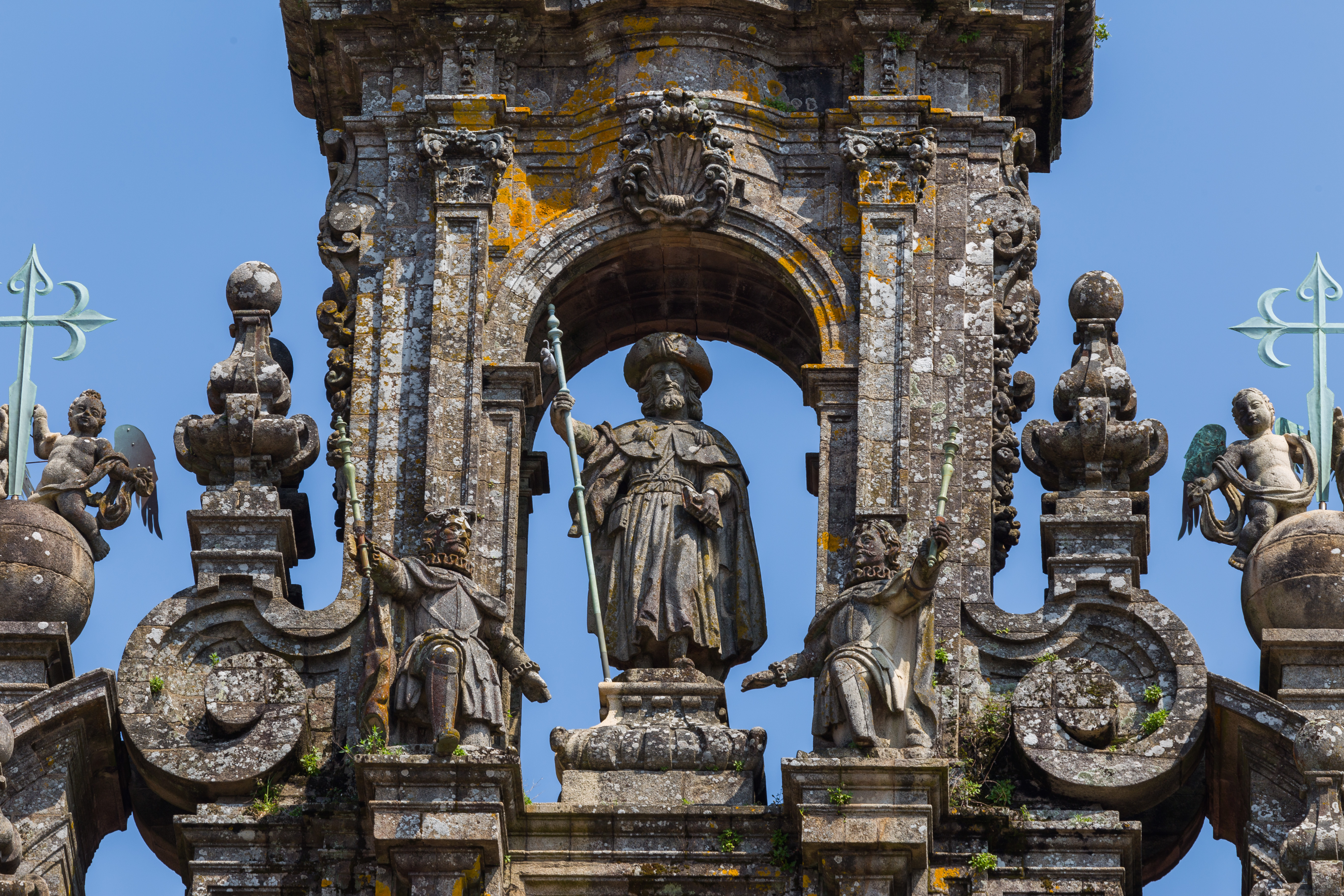 Remate de la Fachada del Obradoiro con Santiago peregrino y &aacute;ngeles con s&iacute;mbolos de la Pasi&oacute;n. Escultura barroca en granito del siglo XVIII.