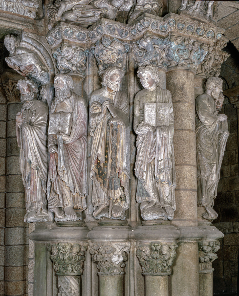 Estatuas-columna del arco sur del P&oacute;rtico de la Gloria con San Pedro, San Pablo, Santiago y San Juan, y capiteles con sirenas p&aacute;jaro y motivos vegetales