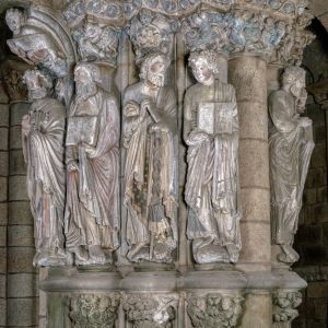Estatuas-columna del arco sur del Pórtico de la Gloria con San Pedro, San Pablo, Santiago y San Juan, y capiteles con sirenas pájaro y motivos vegetales