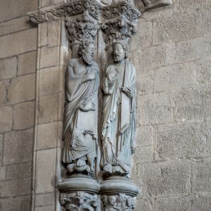 Estatuas-columna del arco sur del Pórtico de la Gloria con capiteles historiados, junto a las figuras del Juicio Final y un ángel con las trompetas del Apocalipsis