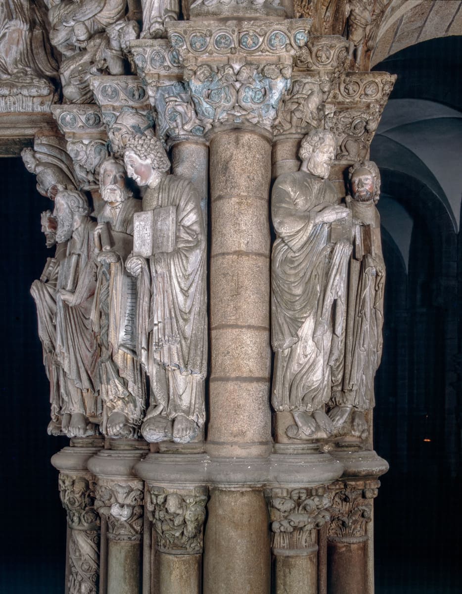 Estatuas-columna con ap&oacute;stoles del arco sur del P&oacute;rtico de la Gloria, con cartelas y capiteles decorados con motivos vegetales