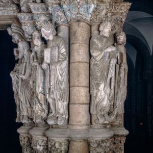 Estatuas-columna con apóstoles del arco sur del Pórtico de la Gloria, con cartelas y capiteles decorados con motivos vegetales
