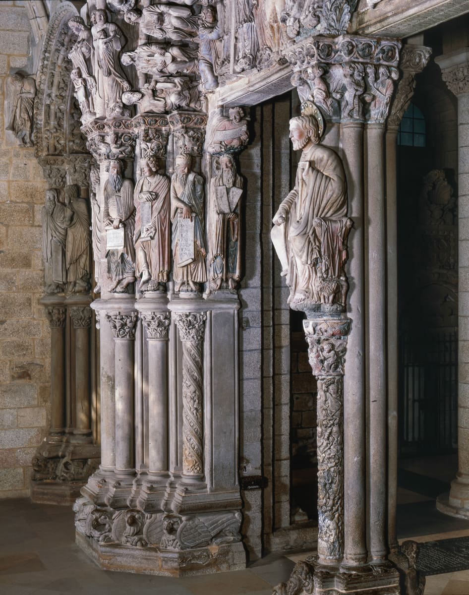 Santiago sedente en el parteluz, junto a las estatuas-columna de profetas del vano central y, al fondo, el arco norte con el Juicio Final.