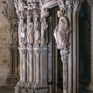 Santiago sedente en el parteluz, junto a las estatuas-columna de profetas del vano central y, al fondo, el arco norte con el Juicio Final.