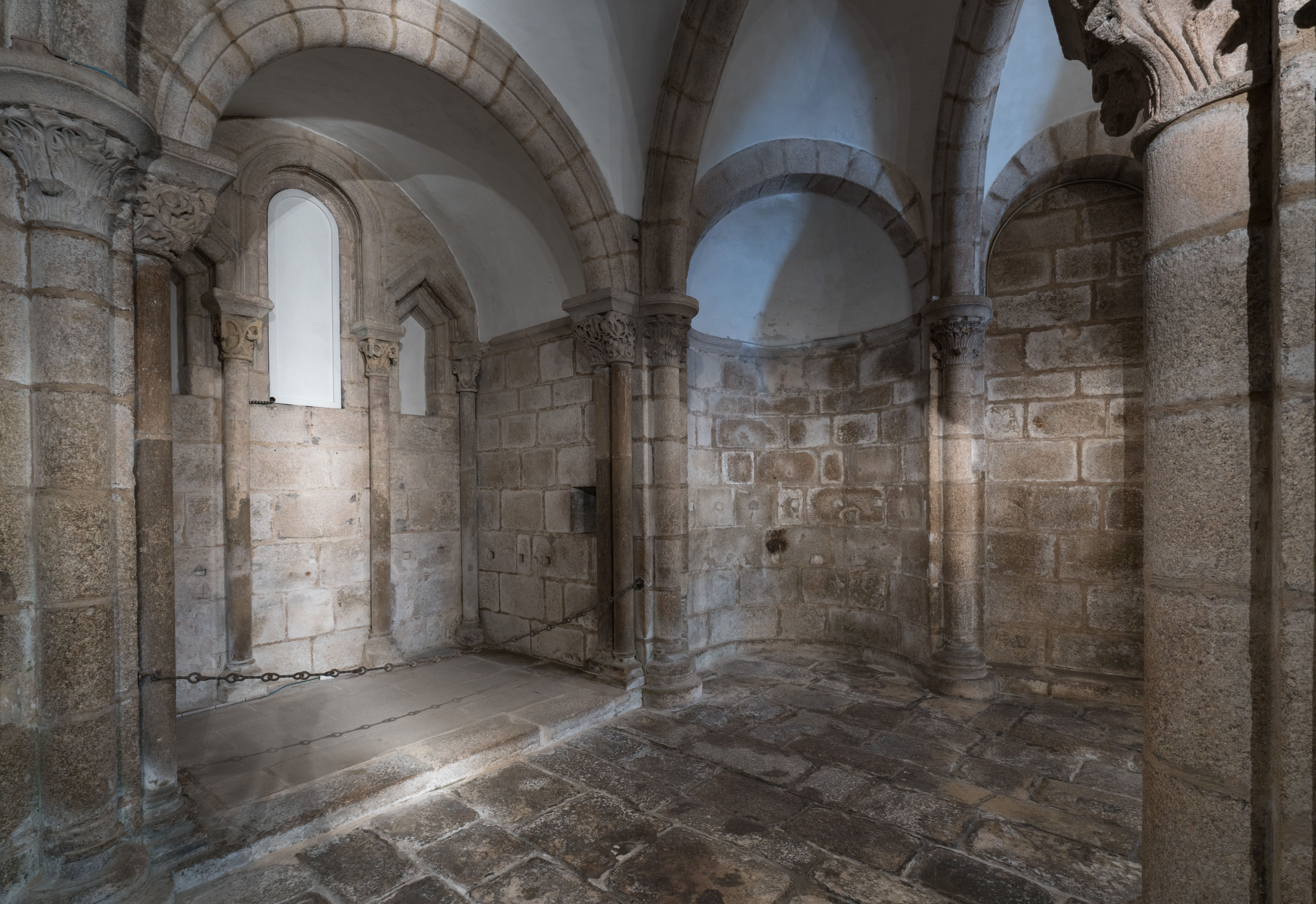Cabecera de la Cripta del P&oacute;rtico de la Gloria con absidiolos y capilla principal. Arquitectura rom&aacute;nica del Maestro Mateo. Catedral de Santiago de Co