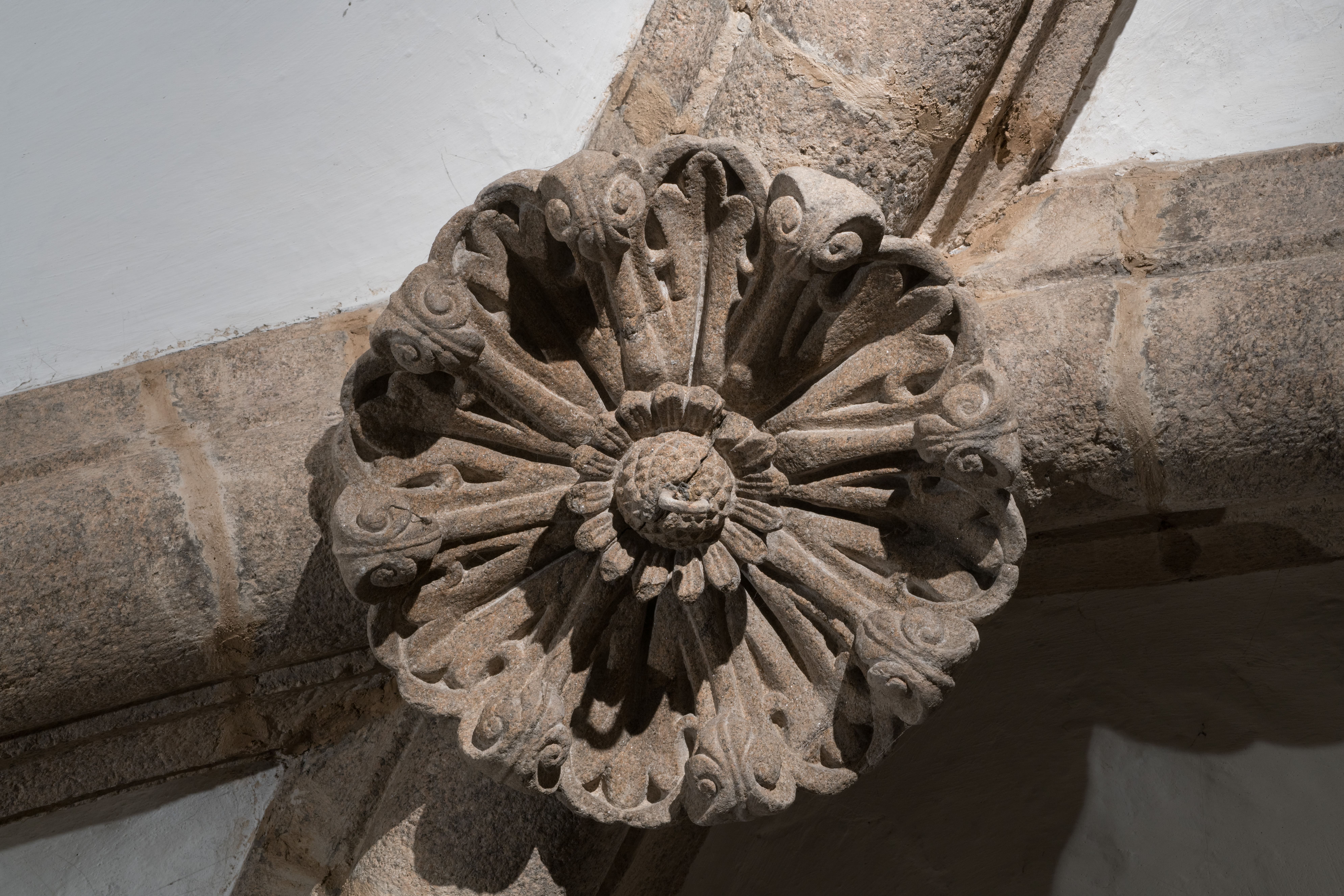 Clave de b&oacute;veda con &aacute;ngel portador de la luna en la Cripta del P&oacute;rtico de la Gloria (S. XII). Escultura rom&aacute;nica del Maestro Mateo. Catedral de Santia