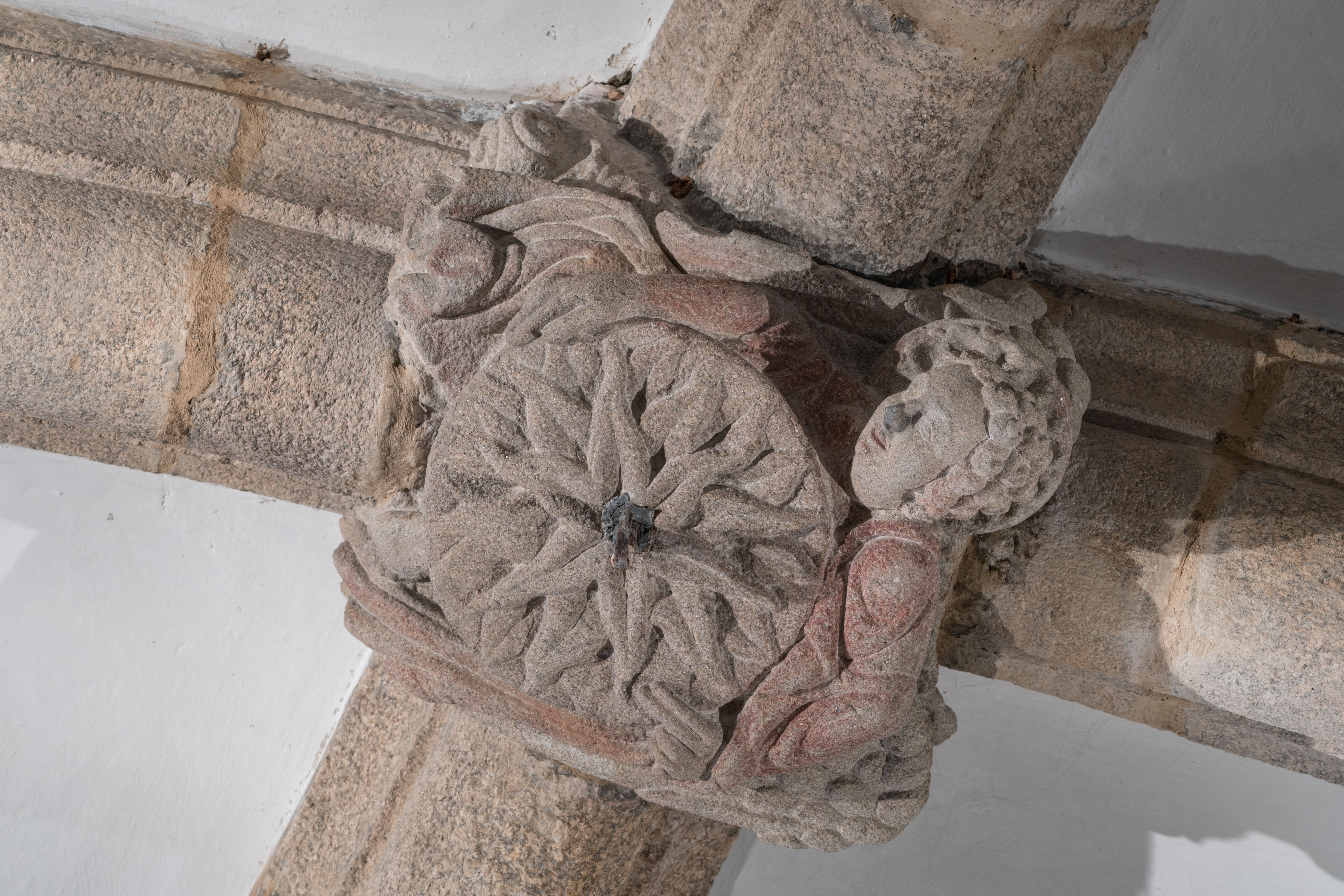 Clave de b&oacute;veda con &aacute;ngel portador del sol en la Cripta del P&oacute;rtico de la Gloria. Escultura rom&aacute;nica con policrom&iacute;a (S. XII). Catedral de Santiago de 