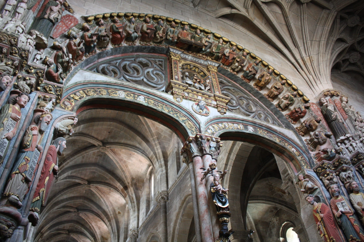 P&oacute;rtico del Para&iacute;so de la Catedral de Ourense, inspirado en el de la Gloria de Santiago, con su policrom&iacute;a medieval en azules, rojos y dorados bien conservada