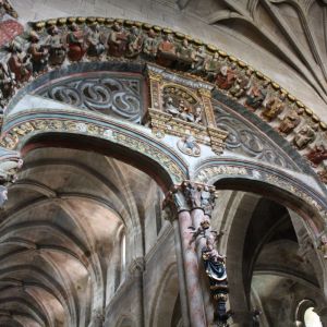 Pórtico del Paraíso de la Catedral de Ourense, inspirado en el de la Gloria de Santiago, con su policromía medieval en azules, rojos y dorados bien conservada