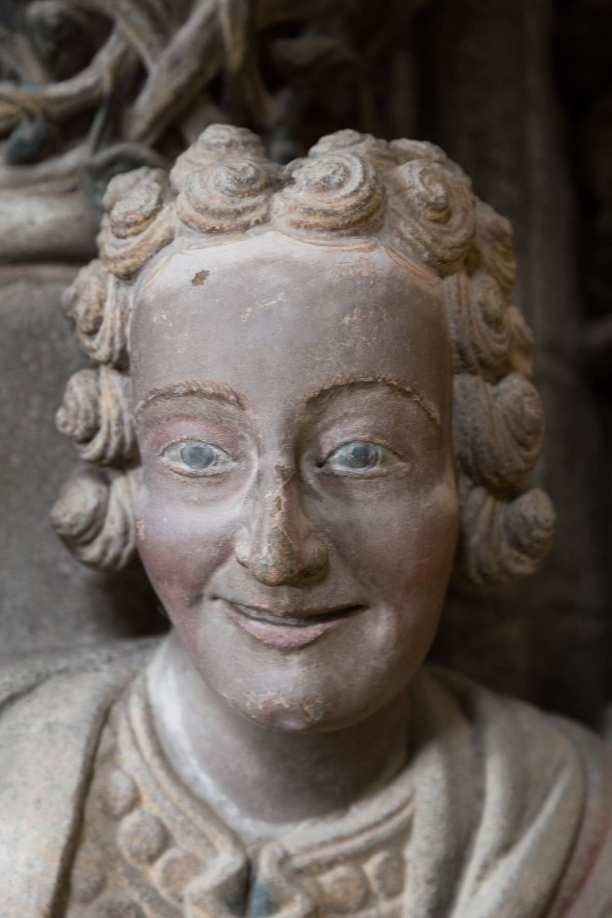 Rostro sonriente del profeta Daniel en el P&oacute;rtico de la Gloria de la Catedral de Santiago, con restos de la policrom&iacute;a original en ojos y mejillas