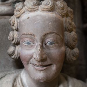 Rostro sonriente del profeta Daniel en el Pórtico de la Gloria de la Catedral de Santiago, con restos de la policromía original en ojos y mejillas