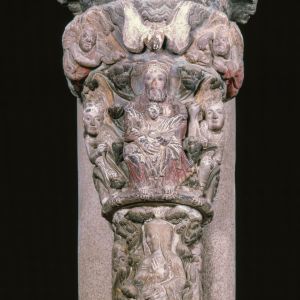 Capitel de mármol policromado con la Santísima Trinidad del tipo paternitas: Dios Padre acoge al Hijo entre sus brazos, con la paloma del Espíritu Santo y ángeles turiferarios