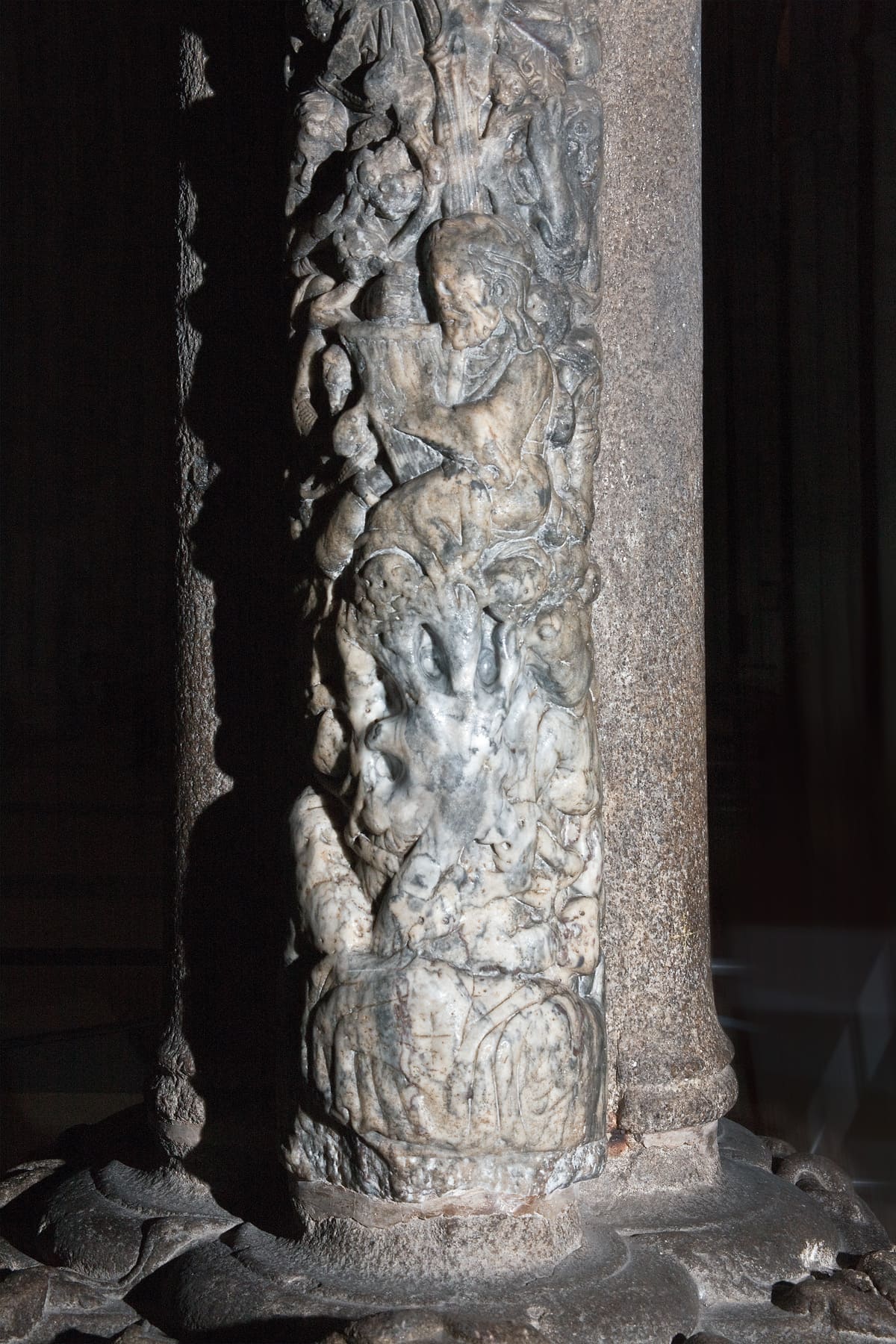 Fuste de m&aacute;rmol del parteluz del P&oacute;rtico de la Gloria con el desgaste dejado por siglos de peregrinos apoyando los dedos seg&uacute;n la tradici&oacute;n jacobea