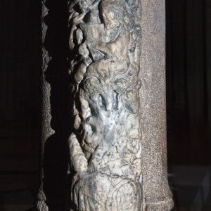 Fuste de mármol del parteluz del Pórtico de la Gloria con el desgaste dejado por siglos de peregrinos apoyando los dedos según la tradición jacobea