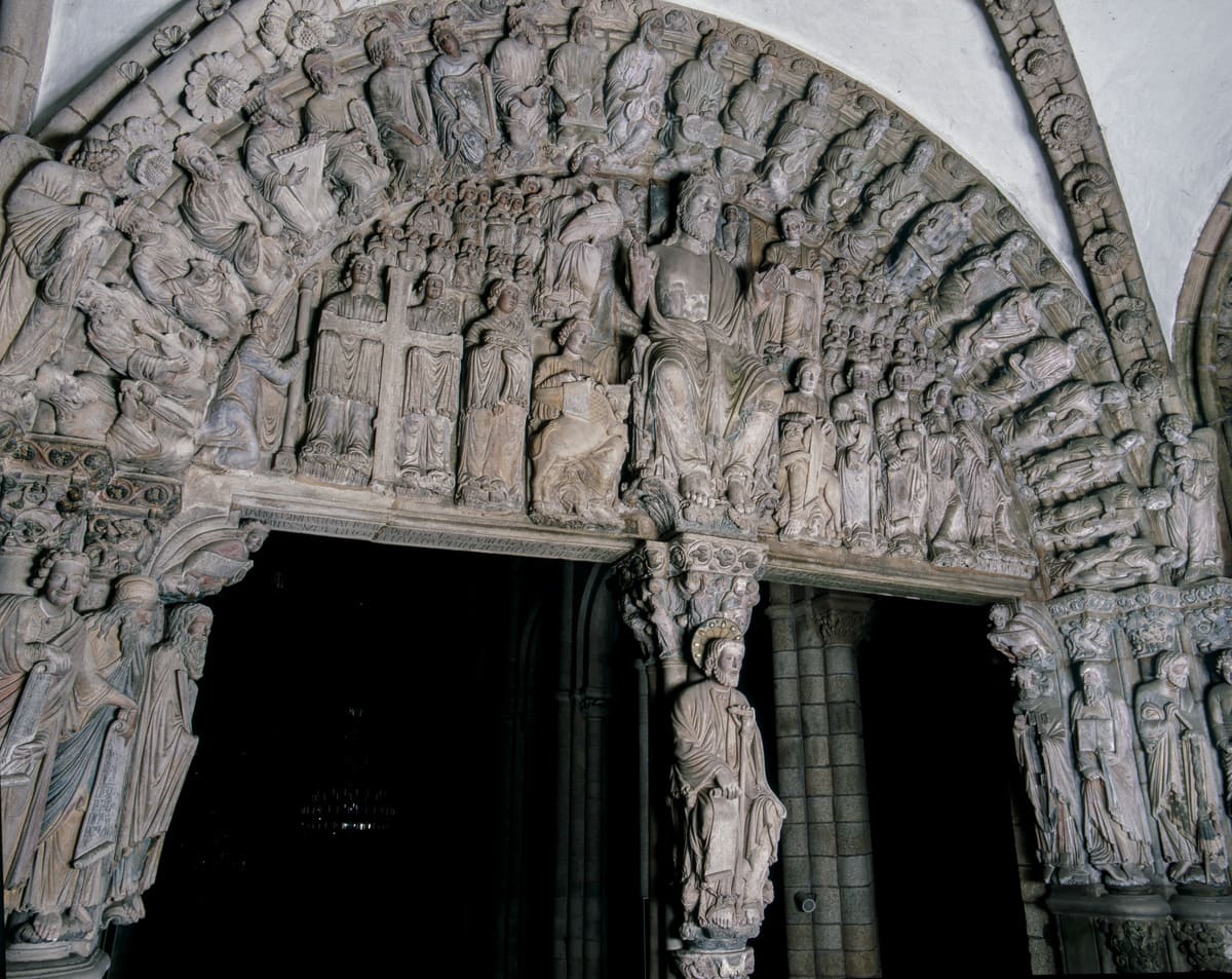 T&iacute;mpano del P&oacute;rtico de la Gloria con Cristo en majestad rodeado de los ancianos del Apocalipsis, sobre las columnas con las estatuas de los ap&oacute;stoles