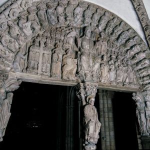 Tímpano del Pórtico de la Gloria con Cristo en majestad rodeado de los ancianos del Apocalipsis, sobre las columnas con las estatuas de los apóstoles