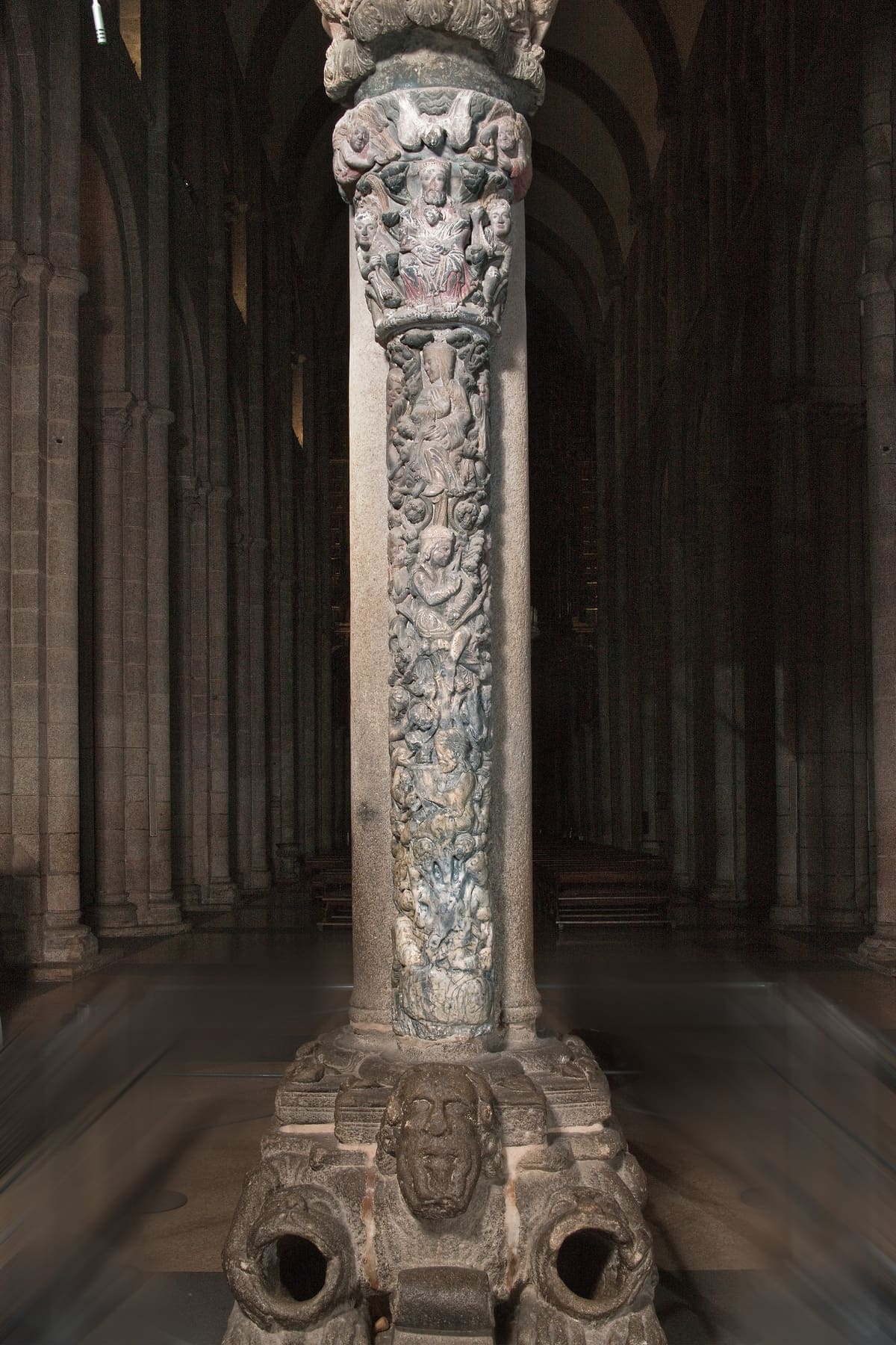 Parteluz del P&oacute;rtico de la Gloria: Trinidad y &Aacute;rbol de Jes&eacute;