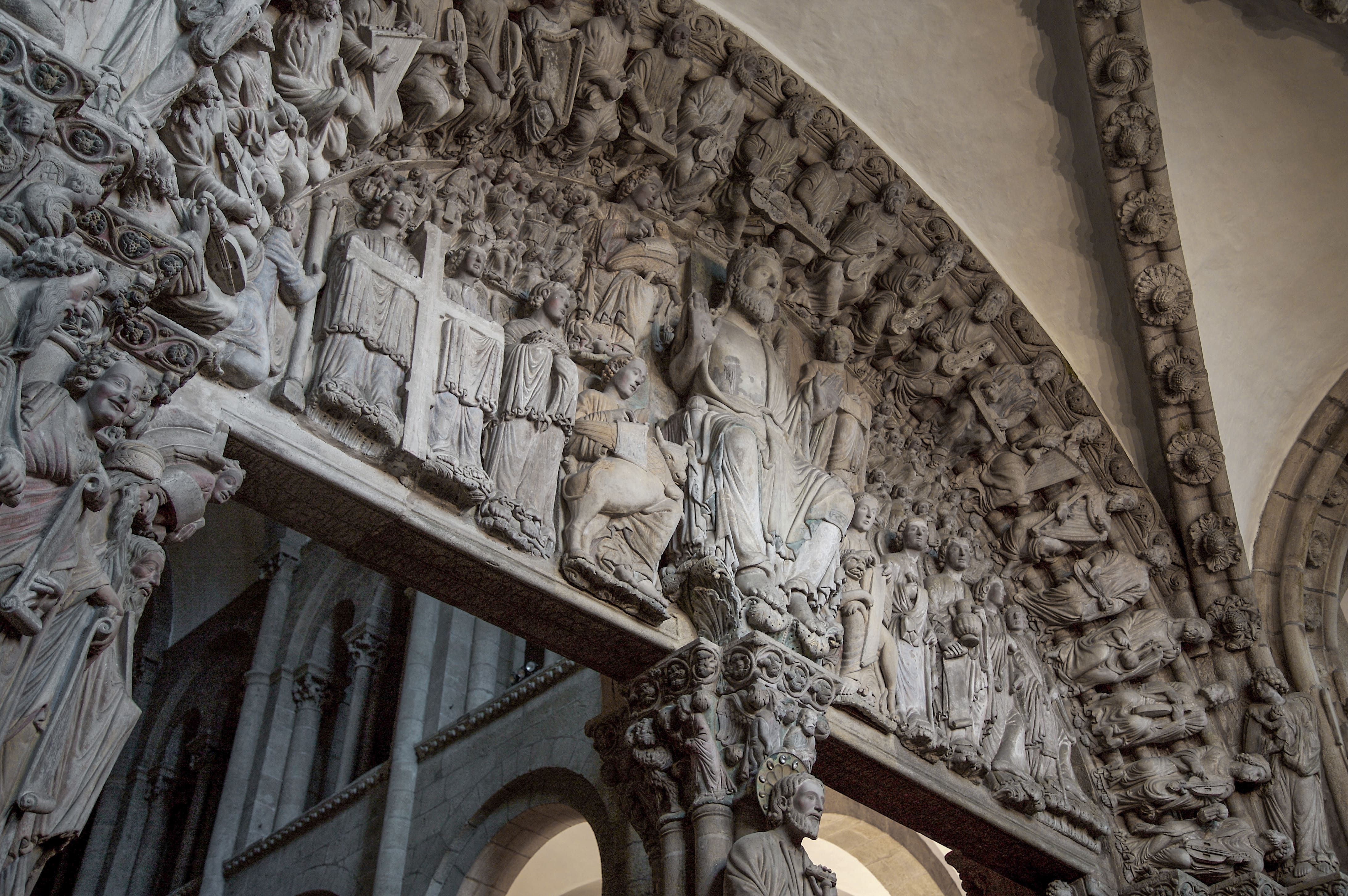 Tímpano del Pórtico de la Gloria: Cristo, los evangelistas y ángeles con instrumentos de la Pasión bajo la arquivolta de los ancianos músicos