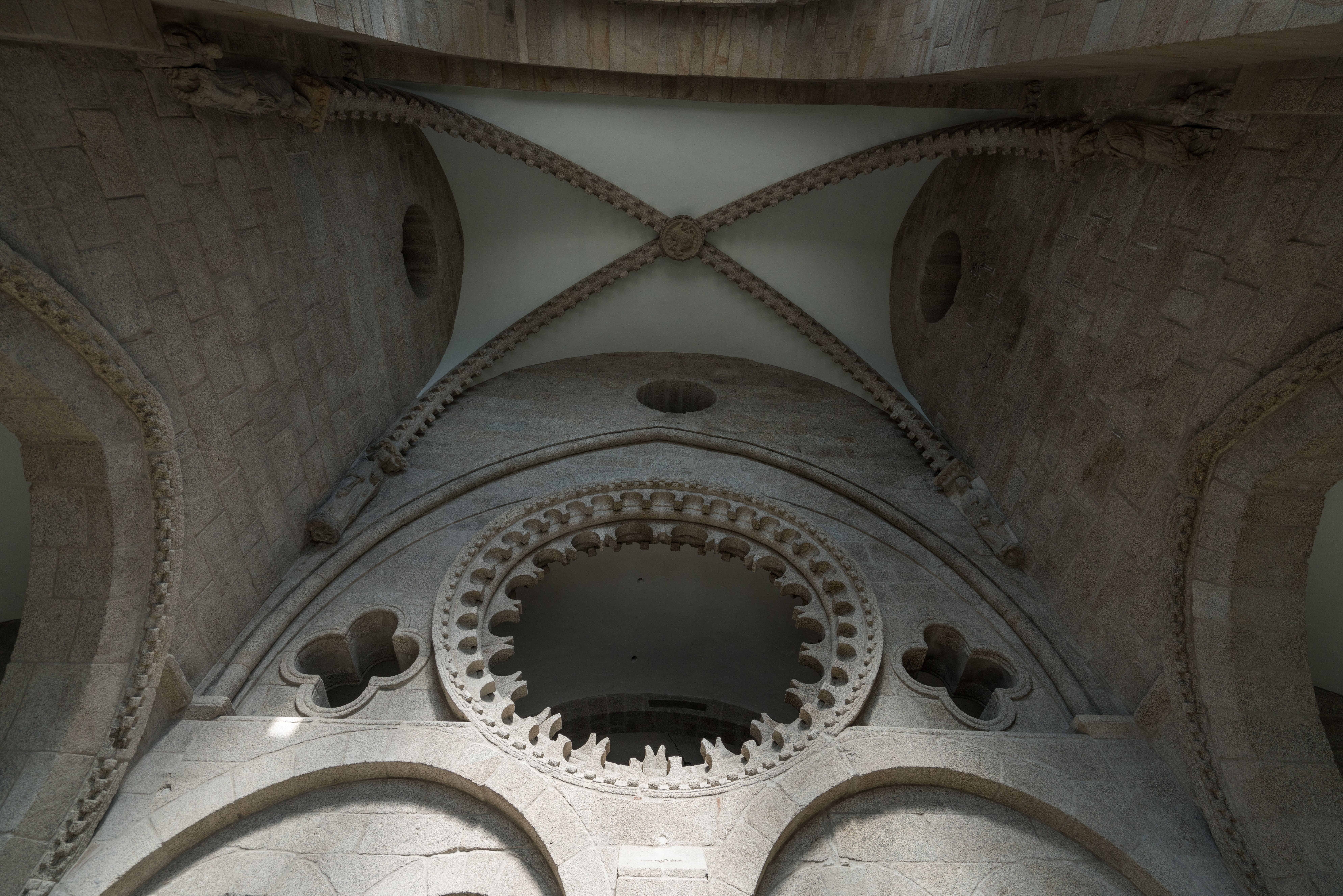 B&oacute;veda de la tribuna del P&oacute;rtico de la Gloria con &oacute;culo central y arcos apuntados, representando la Jerusal&eacute;n Celeste en la Catedral de Santiago.