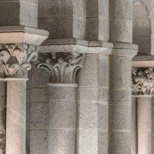 Cimacio del triforio con la inscripción "Gudesteo", que marca el inicio de las obras del Maestro Mateo en 1168, entre capiteles de hojas y figuras talladas