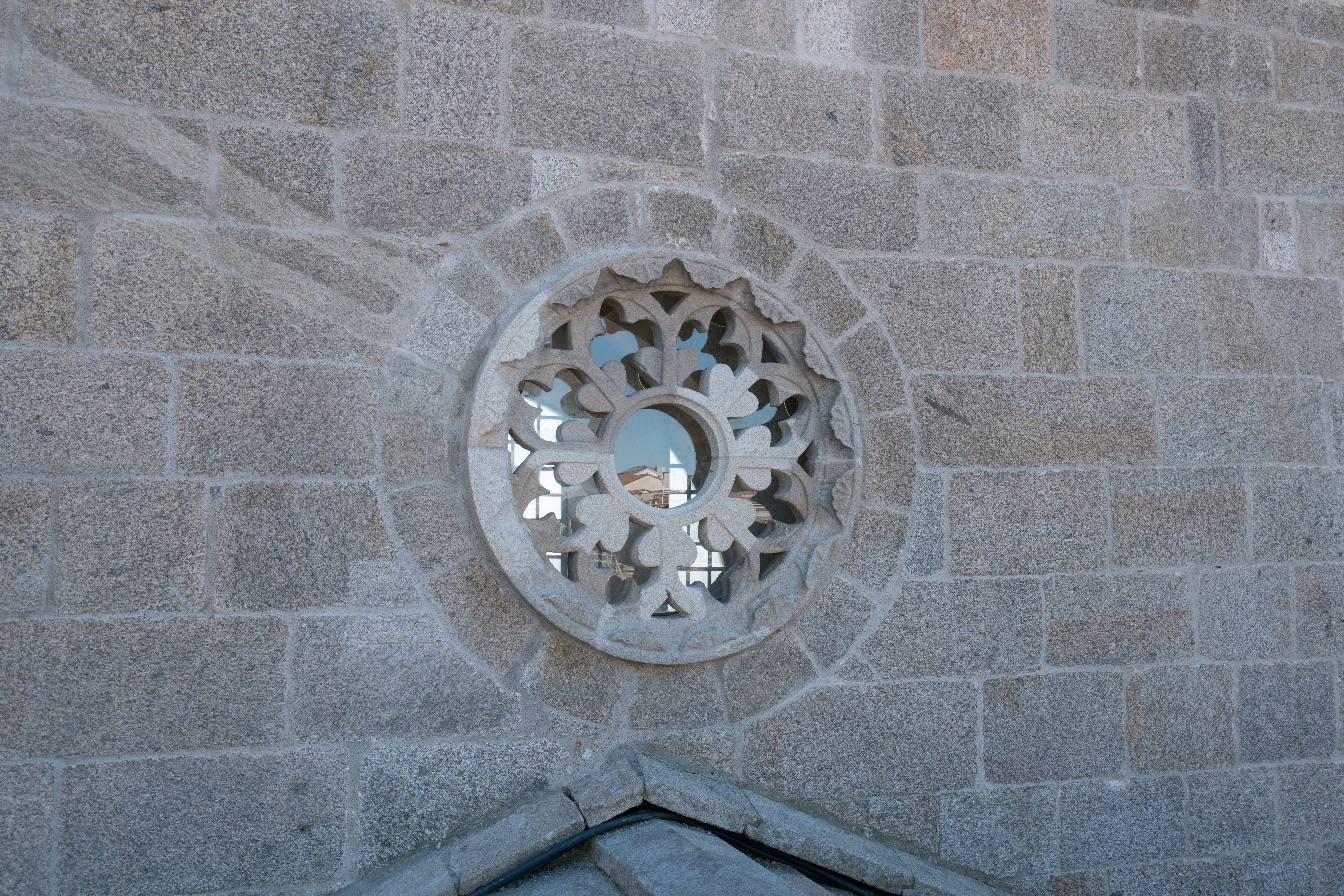 Roset&oacute;n oriental y vanos de la tribuna del P&oacute;rtico de la Gloria desde las cubiertas, destacando la arquitectura lum&iacute;nica de la Catedral de Santiago.