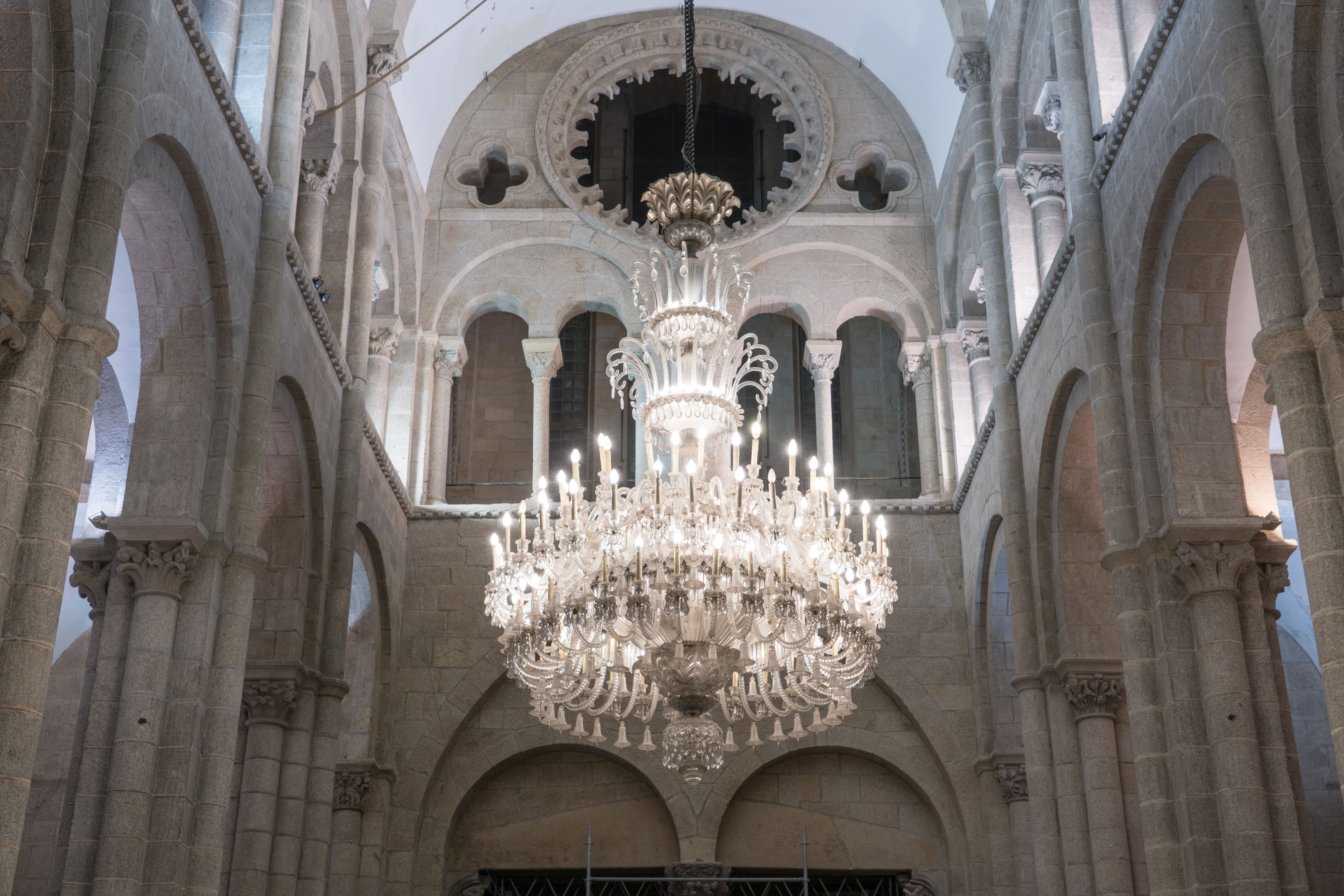 Vista de la tribuna del P&oacute;rtico de la Gloria desde la nave mayor, con el gran &oacute;culo central y el Cordero M&iacute;stico, Catedral de Santiago de Compostela.