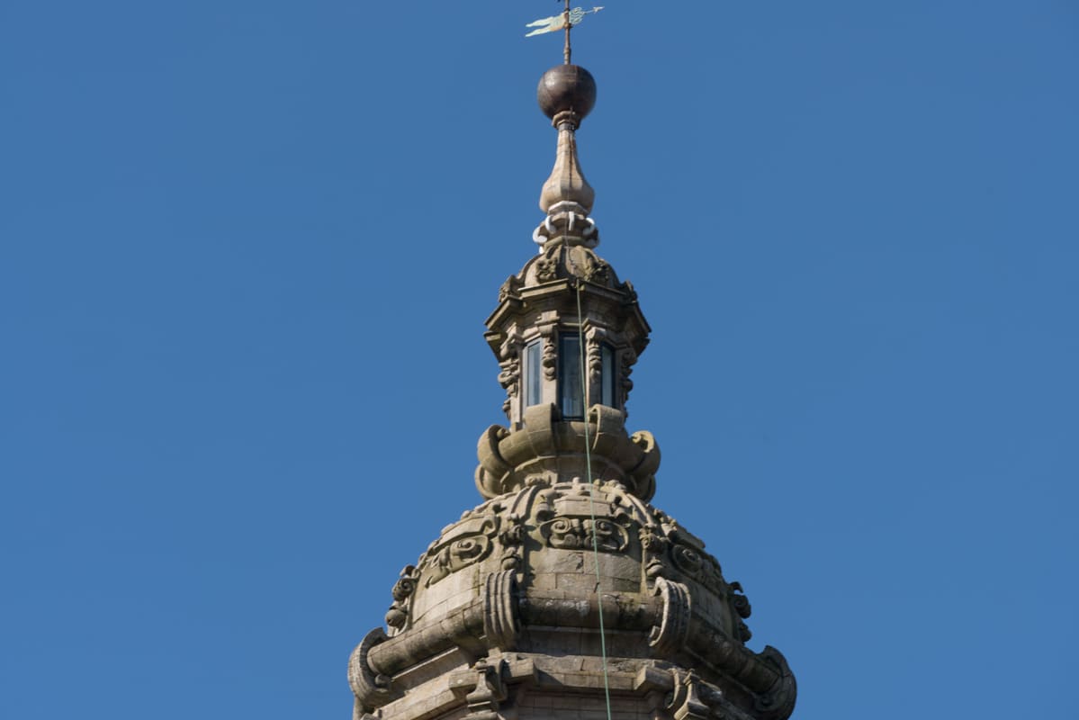 Linterna iluminada de la Torre del Reloj de la Catedral de Santiago de Compostela durante una noche se&ntilde;alada del calendario jacobeo