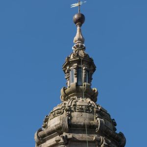 Linterna iluminada de la Torre del Reloj de la Catedral de Santiago de Compostela durante una noche señalada del calendario jacobeo
